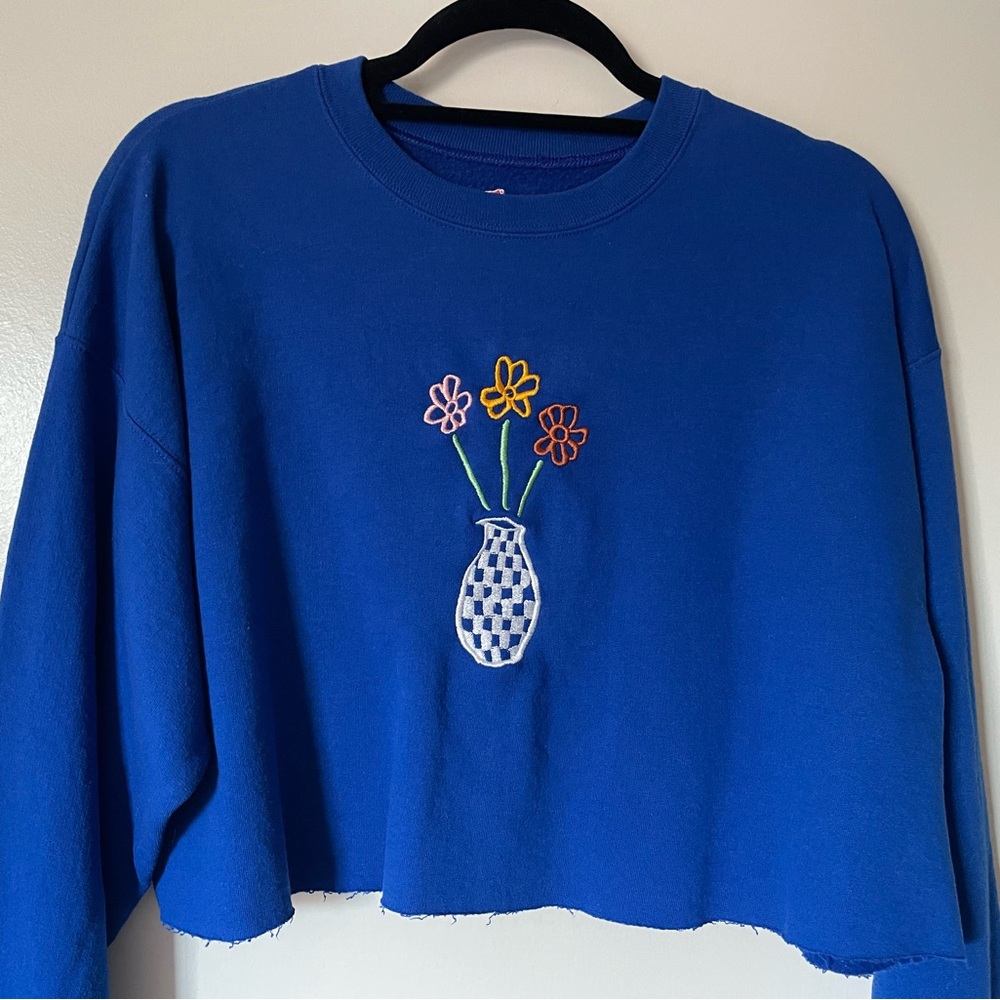 Large Cropped Vintage Cobalt Blue Sweatshirt w/ Vase Of Flowers Embroidery